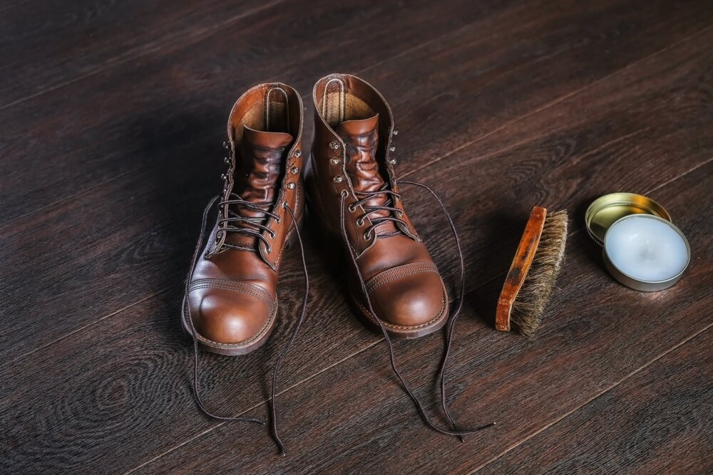 How to apply mink oil to boots