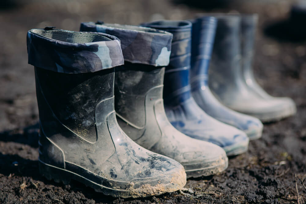 how to clean rubber boots
