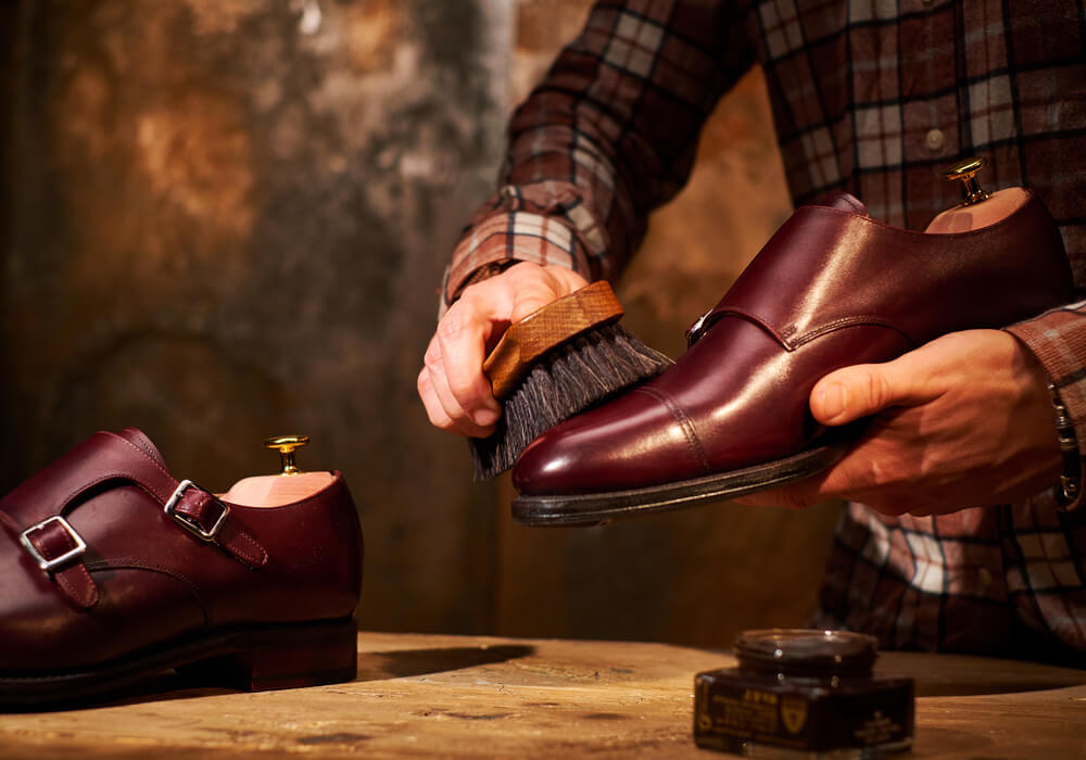 cobbler polishing shoes